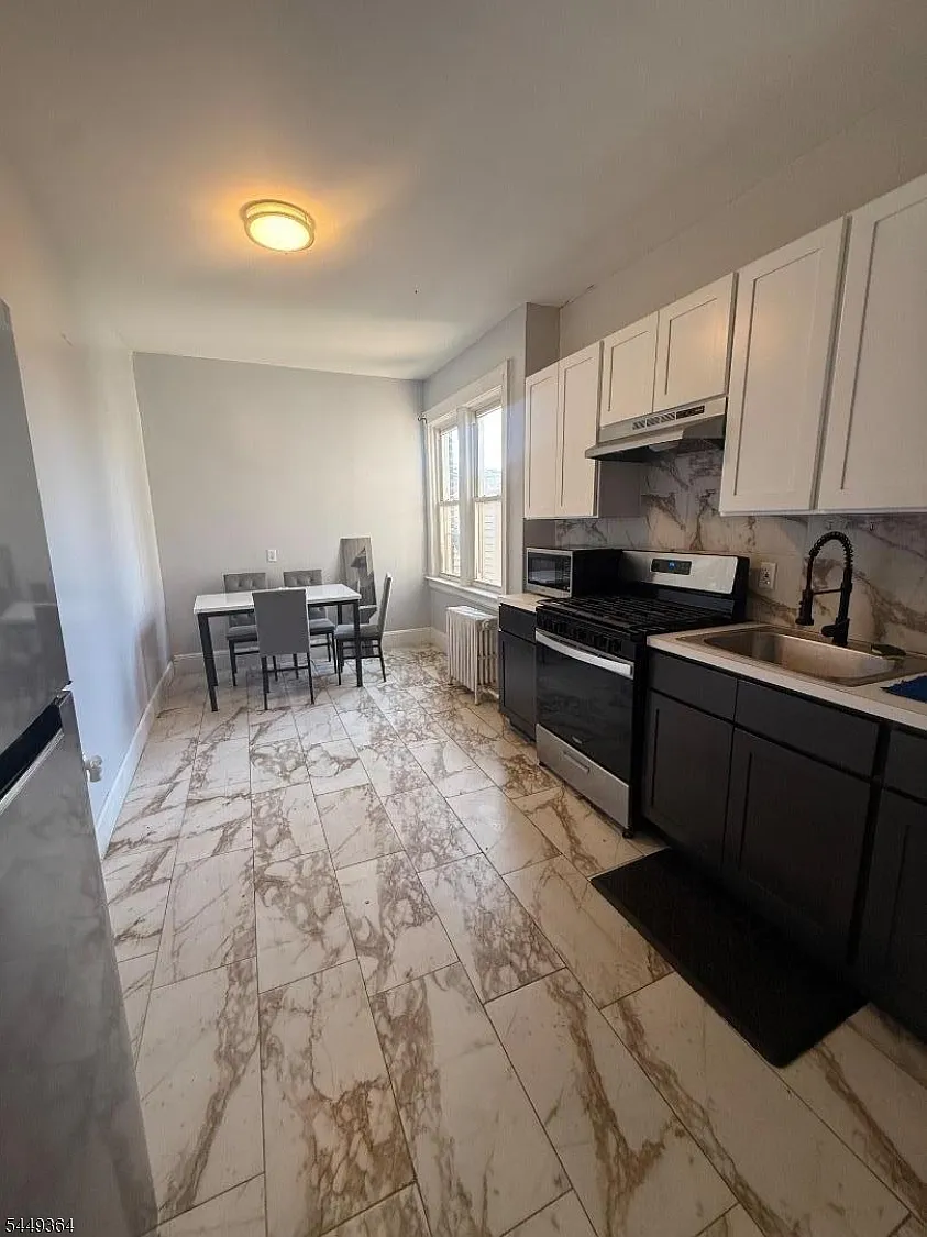 2 bed, 1.0 bath, $2,000 — Photo 1