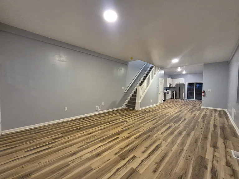 421 Ridgeway St — Photo 3