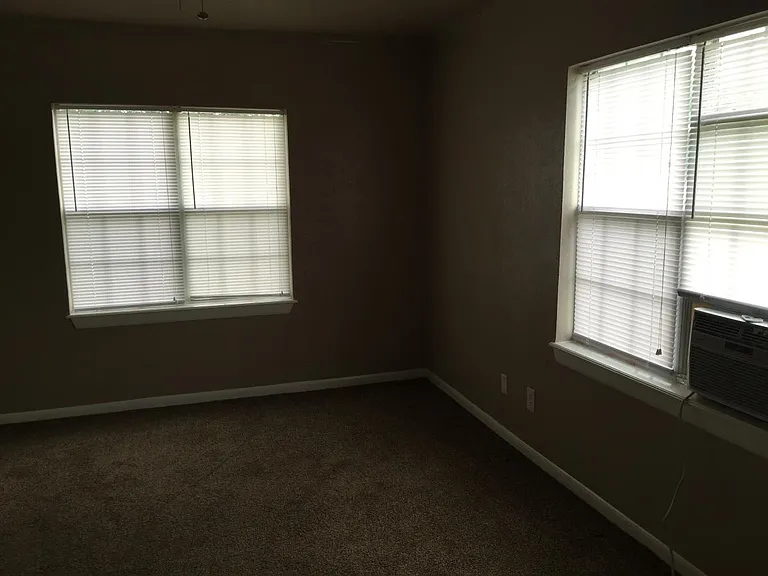 102 W Linn St #2 — Photo 8