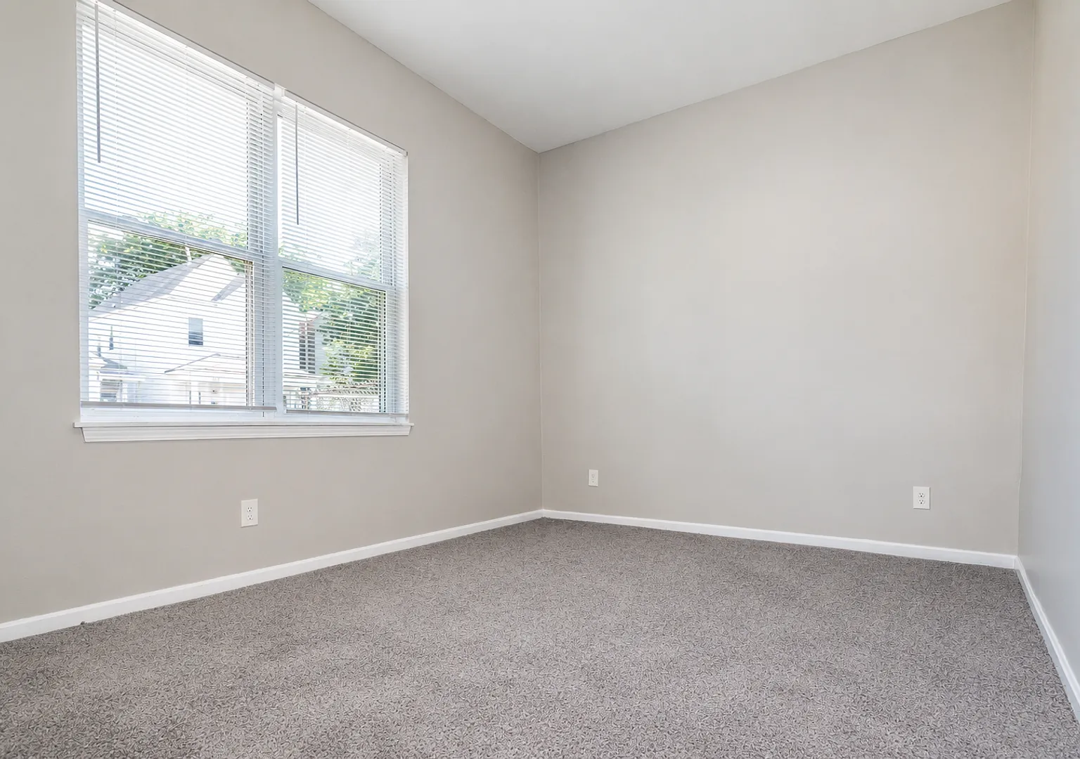 500 E Ormsby Ave — Photo 3