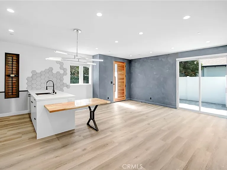 15803 Vose St — Photo 7