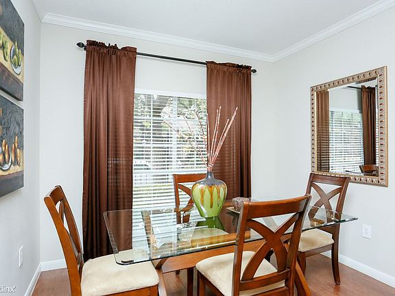midtown-arbor-place-houston-tx-dining-area