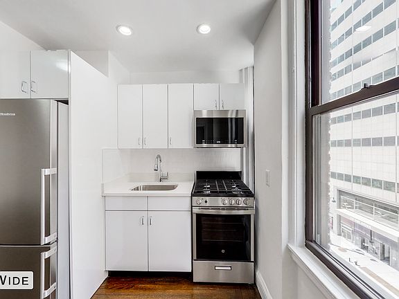3rd image of 140 E 46th St APT 6C