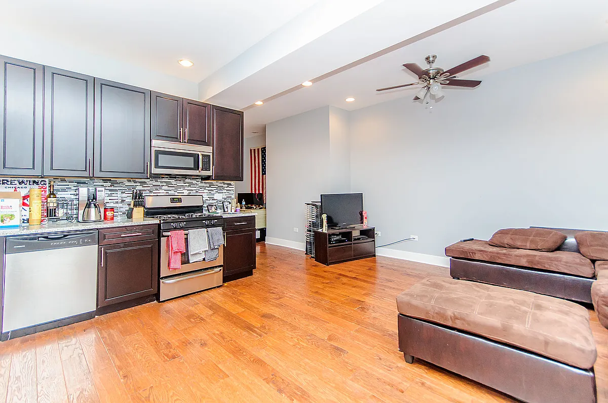 Building Photo - 2342 W Augusta Blvd #2R