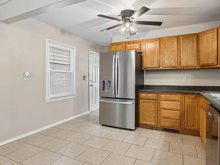 3915 Crown Point Ave — Photo 9