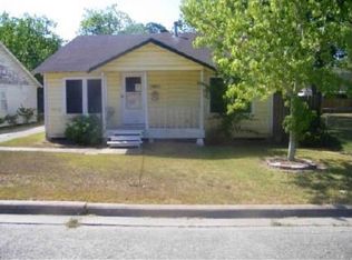 907 Alvin Ave, El Campo, TX 77437