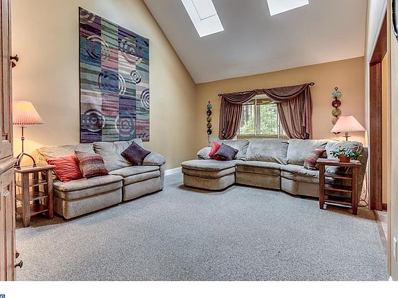 5th image of 667 Arbour Dr