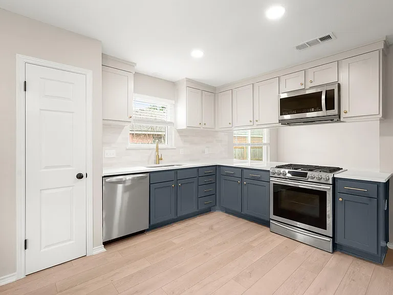 2113 Rosemary Ln — Photo 9