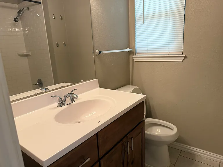702 Karen St — Photo 15