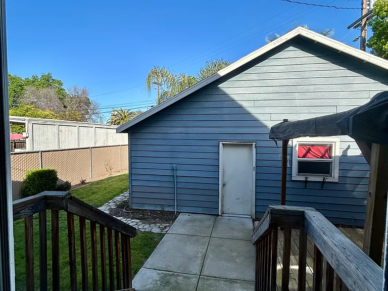 240 N Van Ness Ave — Photo 22