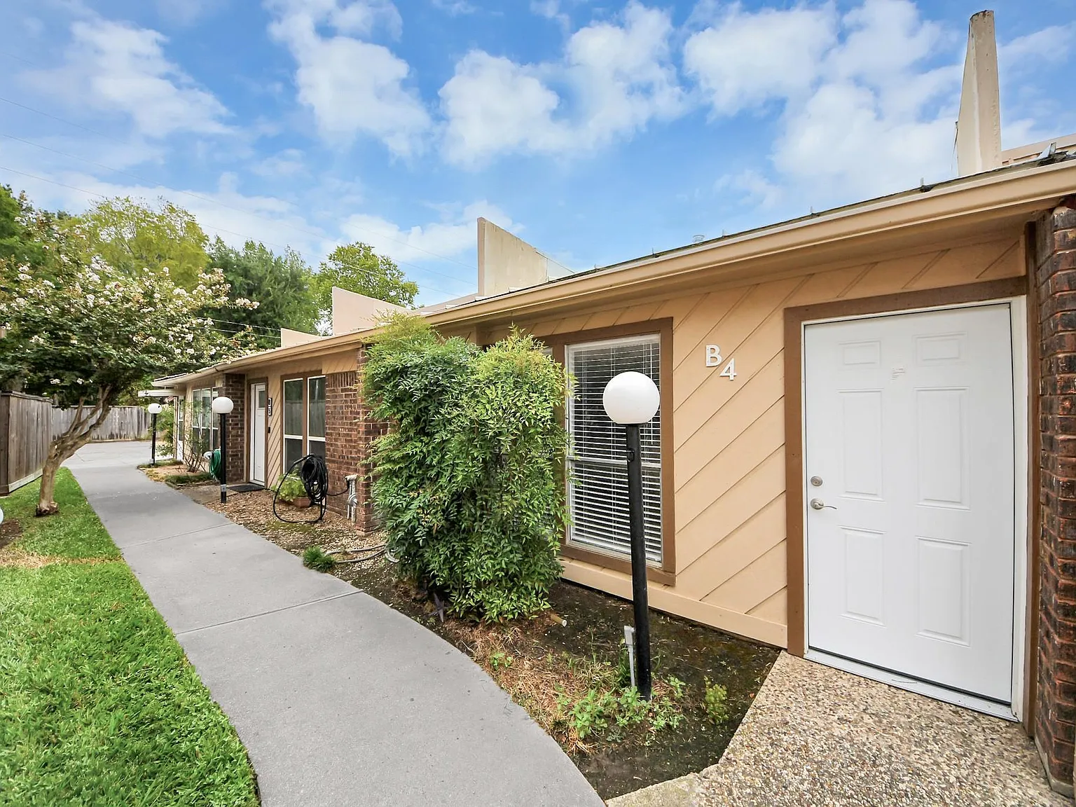1014 Graham Dr — Photo 1
