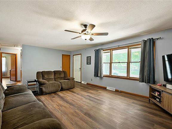 3rd image of 503 SW Maple Ln