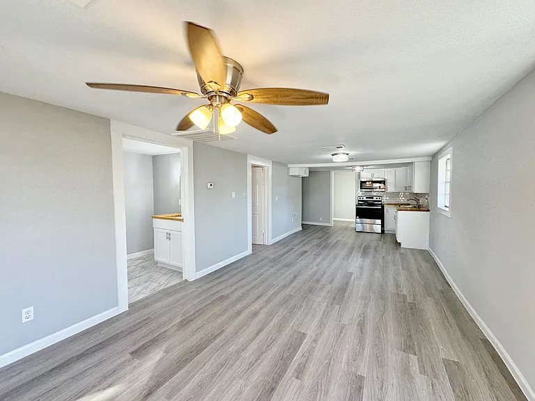 655 E Live Oak St — Photo 2