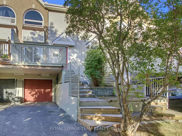 89 Thornbury Cres, Ottawa, ON K2G 6C4