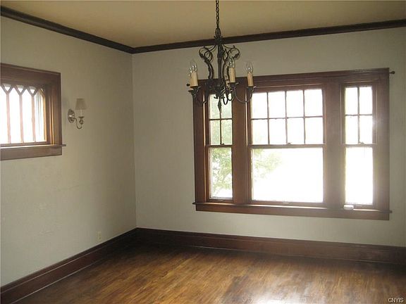 4th image of 215 Twin Hills Dr