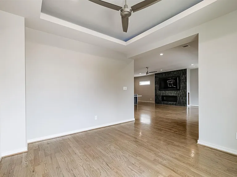 711 W Clay St — Photo 22