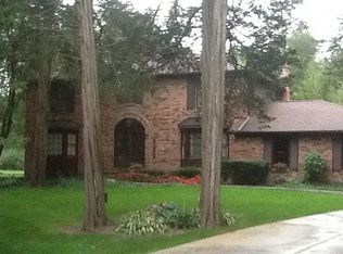 1043 Long Lake Dr, Brighton, MI