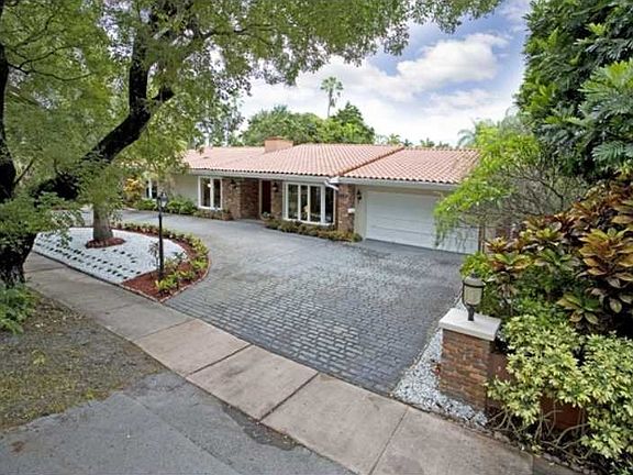 2nd image of 1118 Alhambra Cir