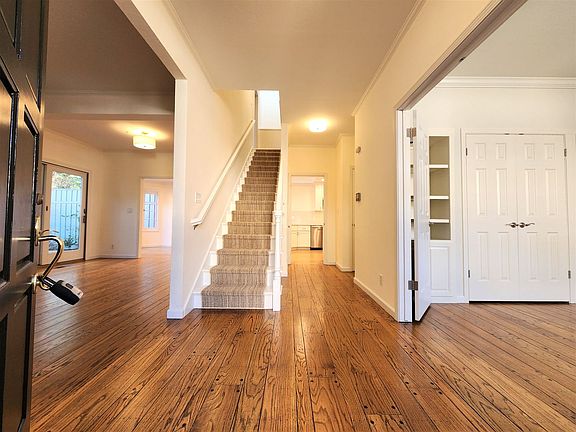 3rd image of 13 Chateau Dr
