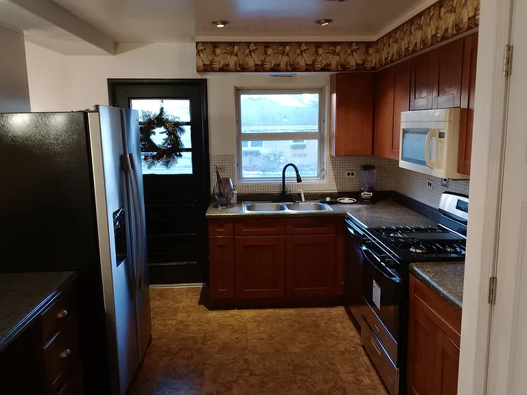 268 Oxford Ave — Photo 8