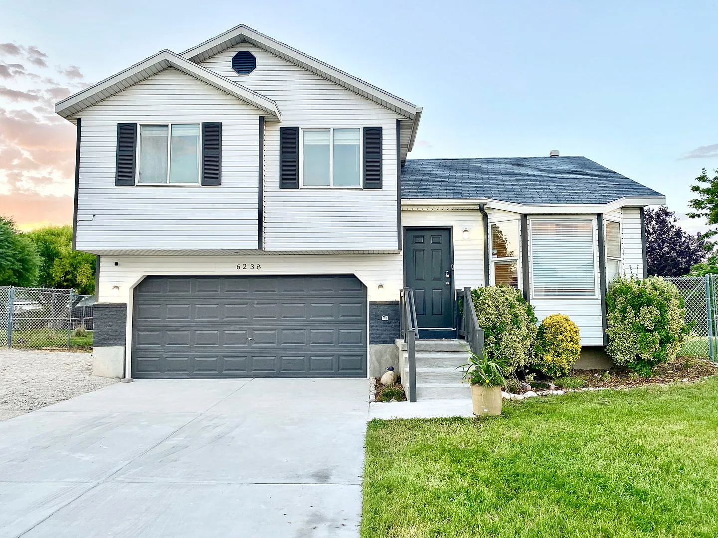 Gorgeous 4 Bed 2 Bath Home in West Valley! — Photo 2