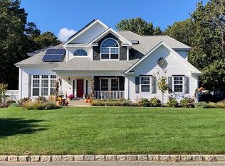 40 Ridgefield Dr, Shoreham, NY 11786