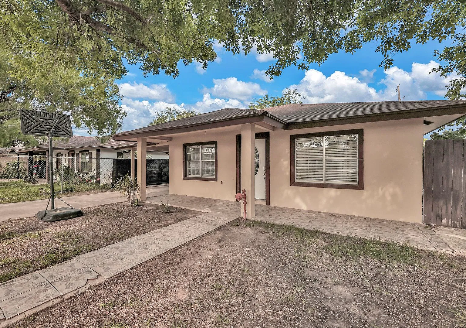 Spacious! Great Location! — Photo 2