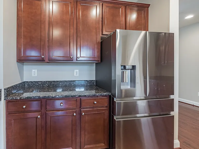 513 Girard St — Photo 5