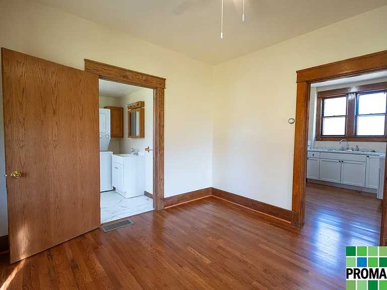 21 Moore Ave — Photo 9