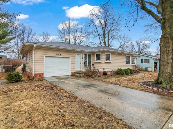 928 N 3rd St, Riverton, IL 62561