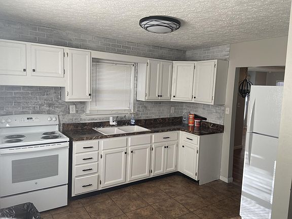4th image of 118 W 5th St