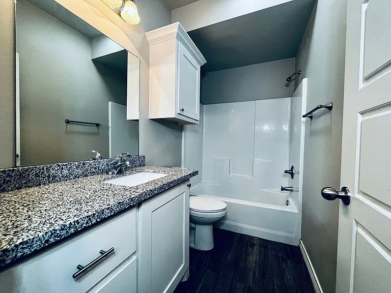 Stunning 4 Bedroom Near Tech — Photo 33