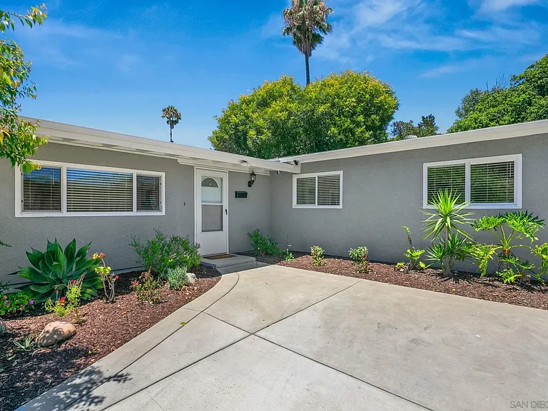 5164 Chateau Dr — Photo 1