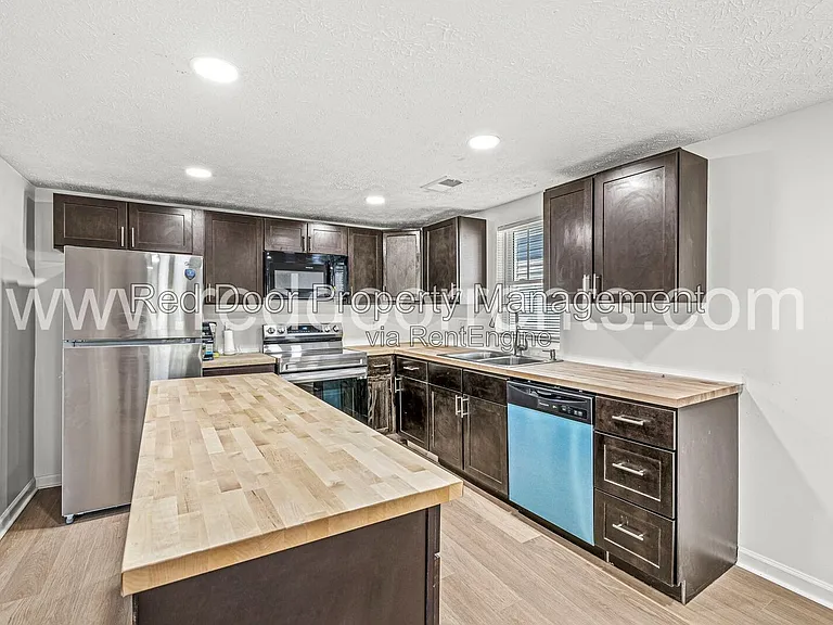 1037 W 30th St — Photo 11