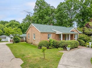 803 N Peace Haven Rd, Winston Salem, NC 27104