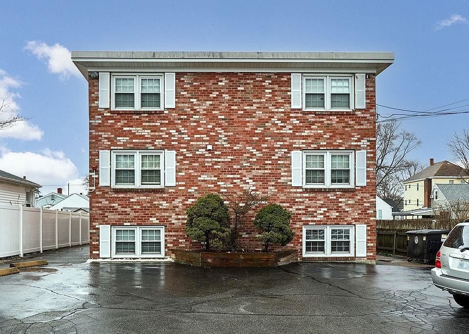 2nd image of 89 Linton St