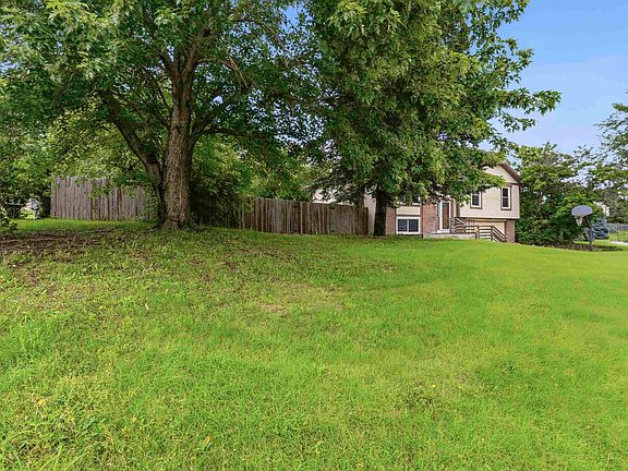 3rd image of 800 Rockledge Dr