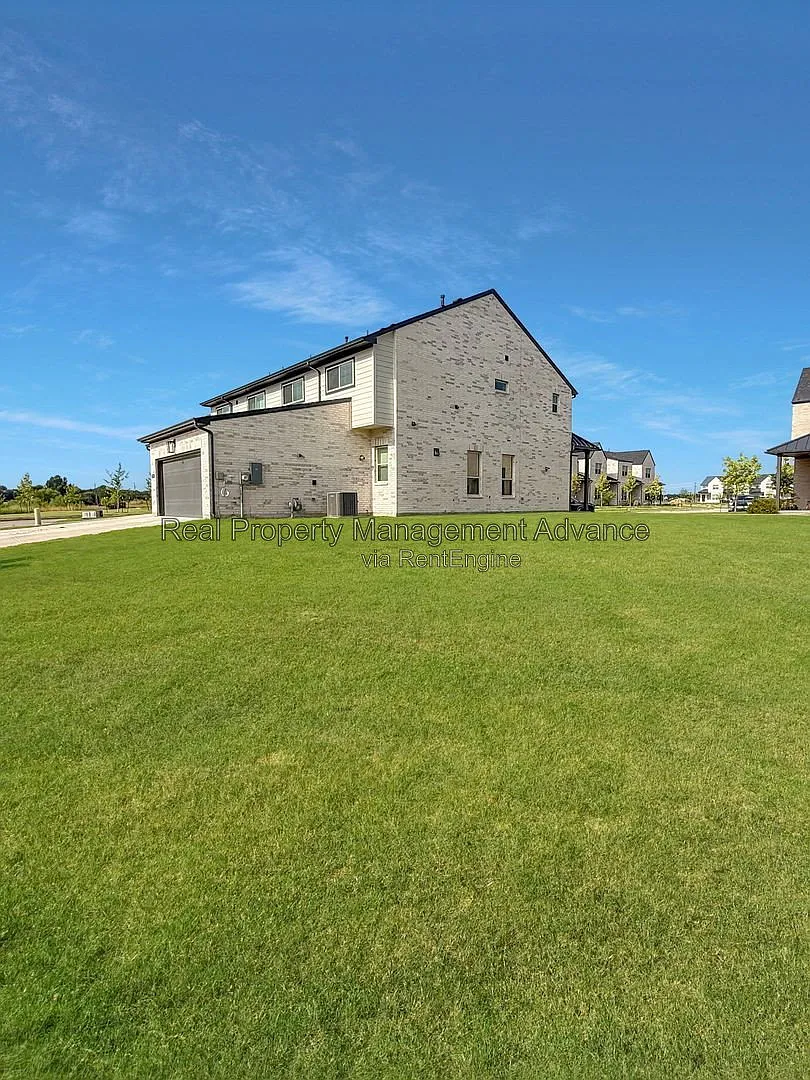 3 bed, 2.5 bath, 1970 sqft, $2,750 — Photo 2