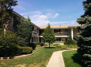 718 E Shabonee Trl APT 1C, Mount Prospect, IL 60056