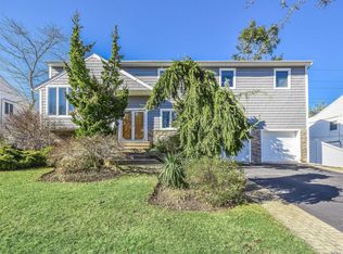 6 Lois Ln, Old Bethpage, NY 11804