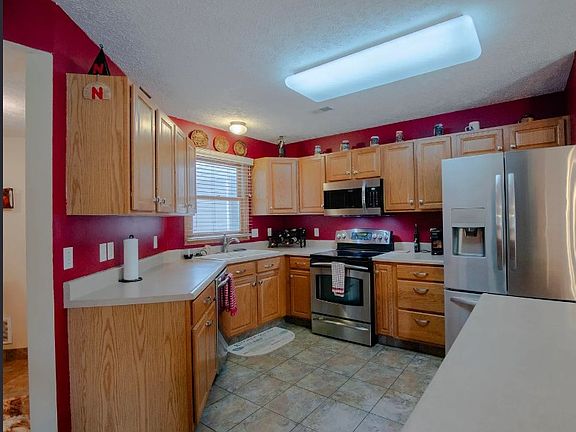 4th image of 550 Lakeside Dr