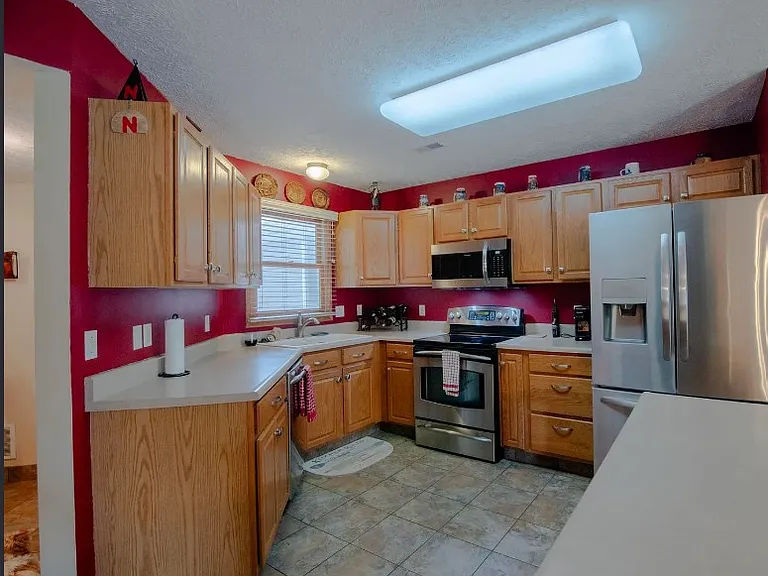 550 Lakeside Dr — Photo 4