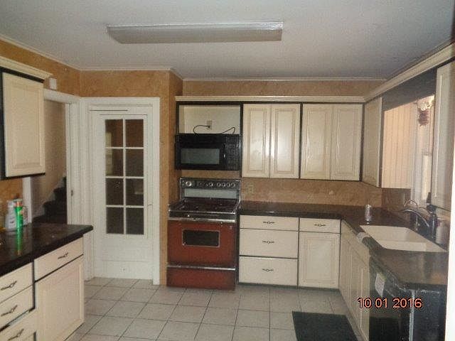 2nd image of 220 S Larson Ave