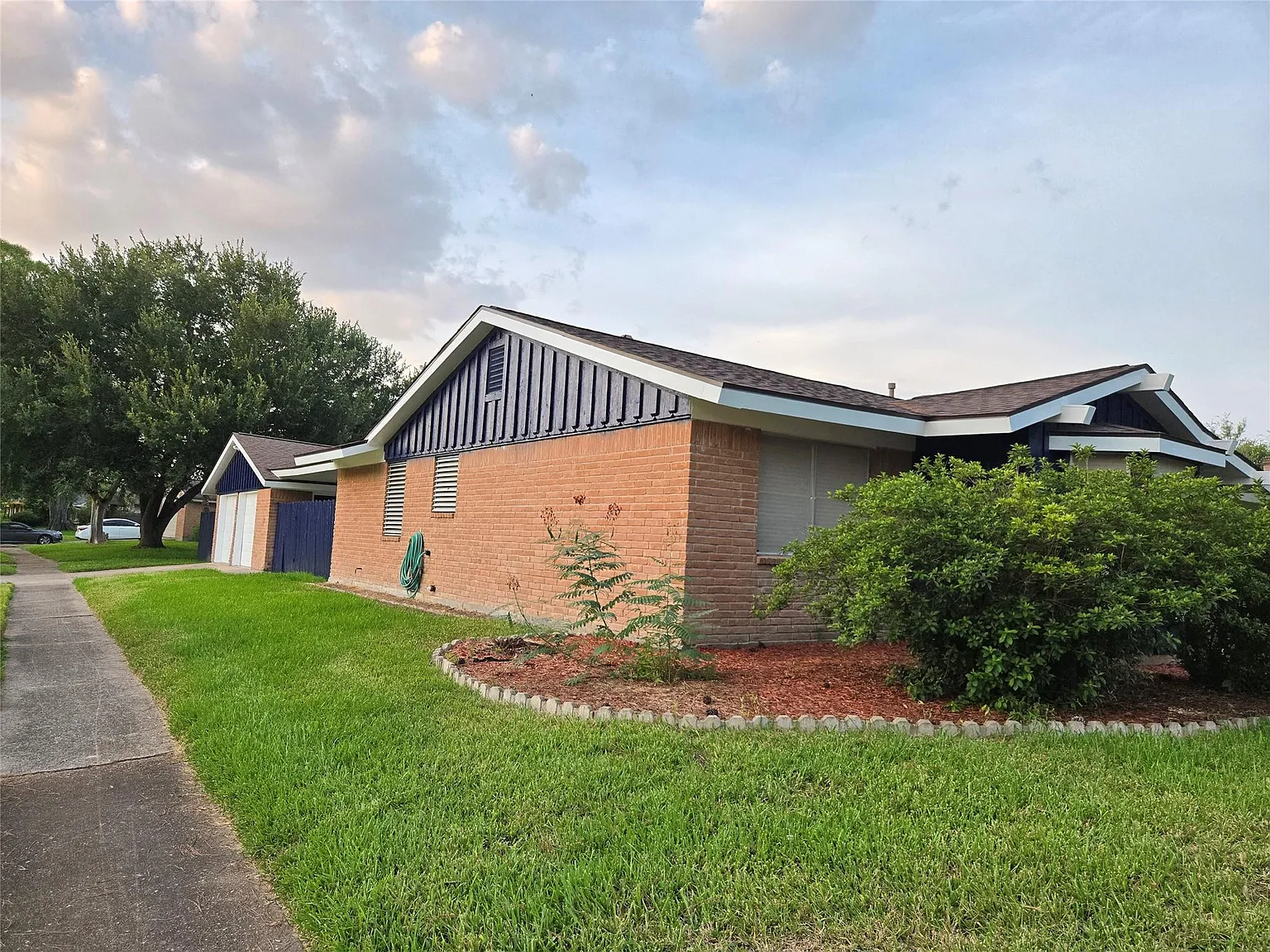 3 bed, 2.0 bath, 1786 sqft, $2,000 — Photo 3