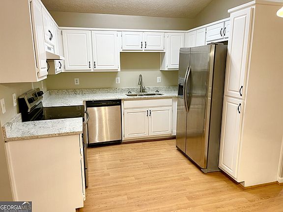 5th image of 440 Ashton Cir