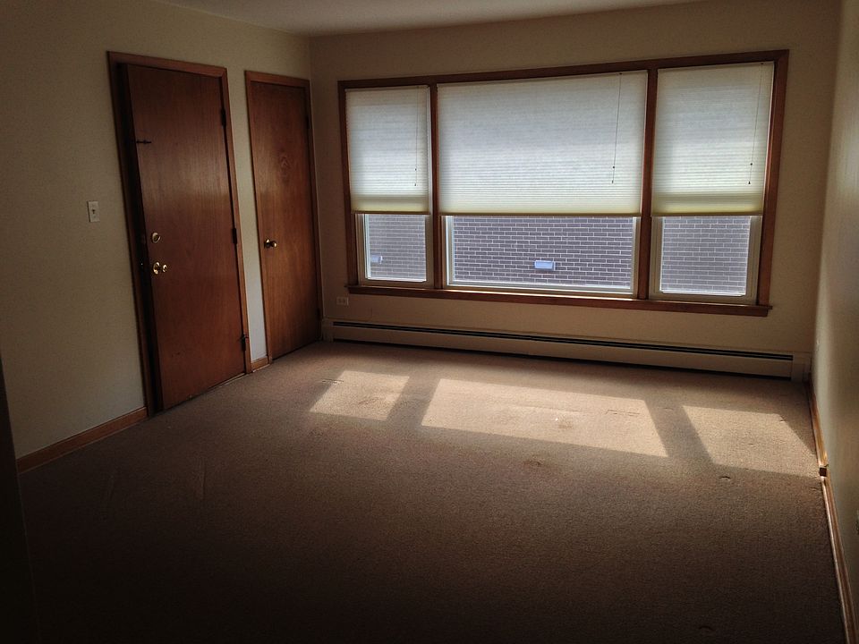 Living Room, Unit 2R