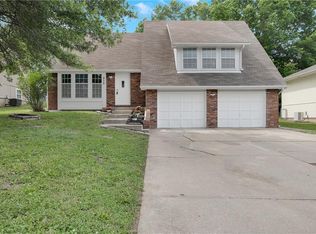513 Forestglen Ln, Lansing, KS 66043