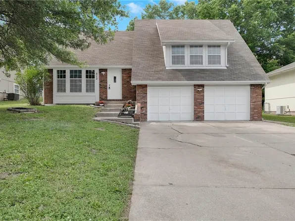 513 Forestglen Ln, Lansing, KS 66043