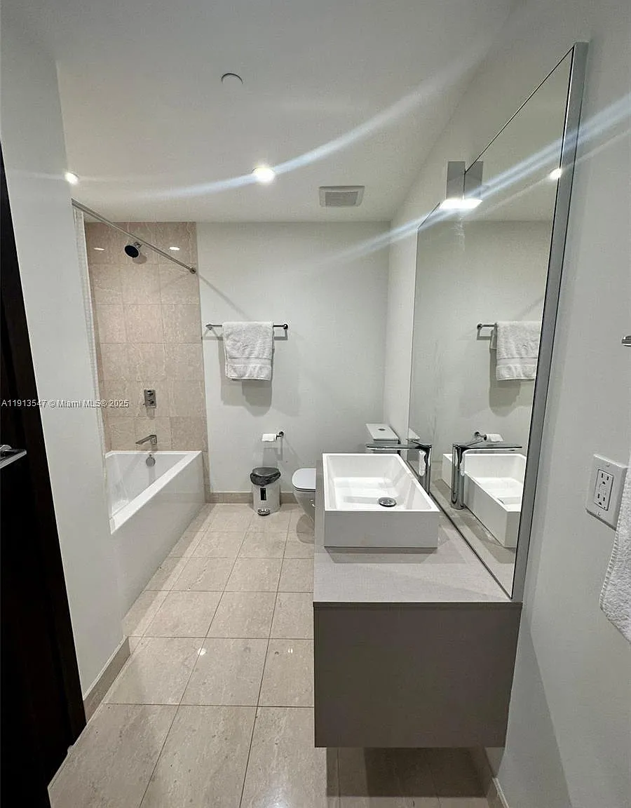 2 bed, 1107 sqft, $6,200 — Photo 1