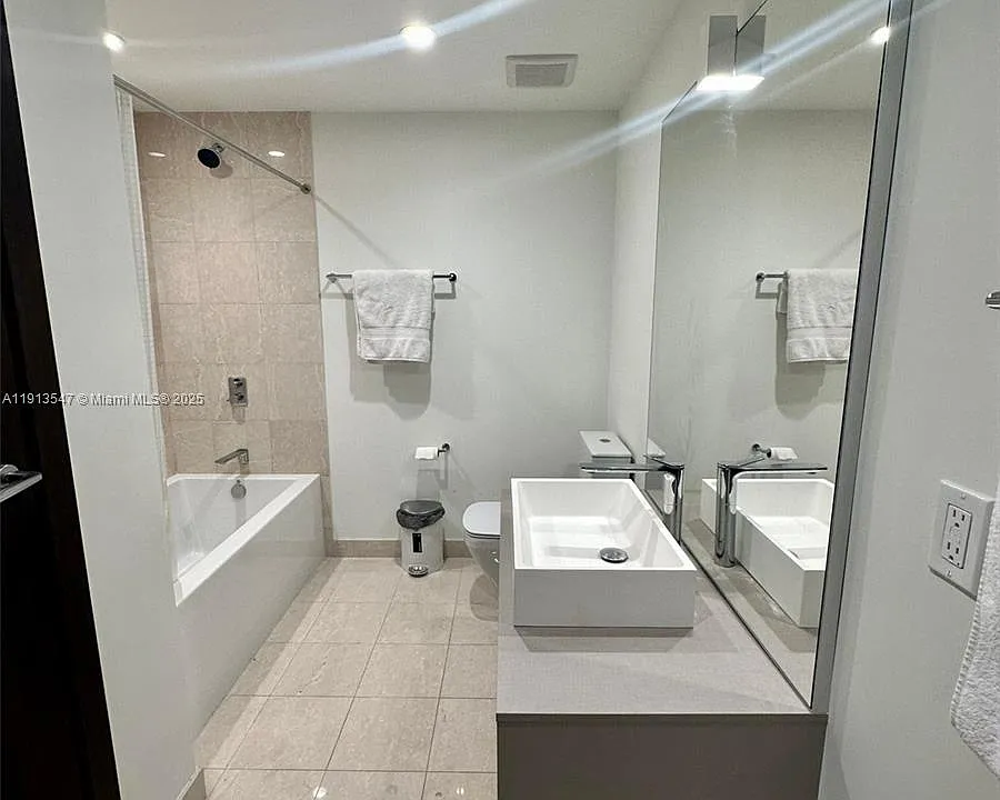1000 Brickell Plz #3807